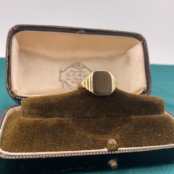 Vintage 9ct Gold Square Signet ring with step shoulders, 1940