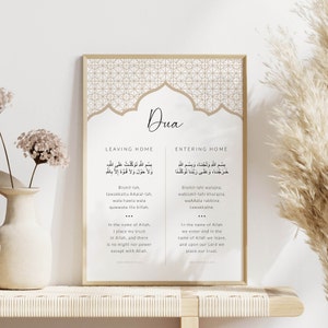 K&ouml;nnte beinhalten: Ein druckbarer Wandkunstdruck mit einem beige-wei&szlig;en geometrischen Muster. Der Druck zeigt das arabische Wort &bdquo;Dua&ldquo; in einer dekorativen Schriftart. Der Druck enth&auml;lt zwei Abschnitte, einen zum Verlassen des Hauses und einen zum Betreten des Hauses, mit arabischem Text und englischen &Uuml;bersetzungen f&uuml;r jeden Abschnitt.