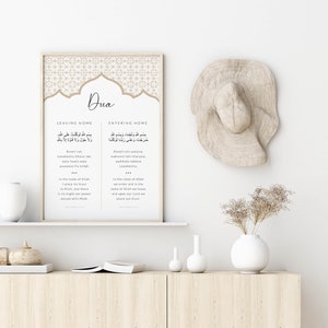 K&ouml;nnte beinhalten: Ein druckbarer Wandbild-Set mit beigefarbenem Hintergrund und geometrischem Muster. Der Text im Bild ist in Arabisch und Englisch. Der englische Text lautet "Dua" und enth&auml;lt die arabischen S&auml;tze f&uuml;r das Verlassen des Hauses und das Betreten des Hauses mit ihren englischen &Uuml;bersetzungen.