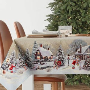 Puede incluir: Un mantel navideño beige con una escena de un pueblo invernal con casas cubiertas de nieve, árboles y muñecos de nieve. El diseño incluye un río, farolas y figuras con ropa roja y verde. El mantel está sobre una mesa.