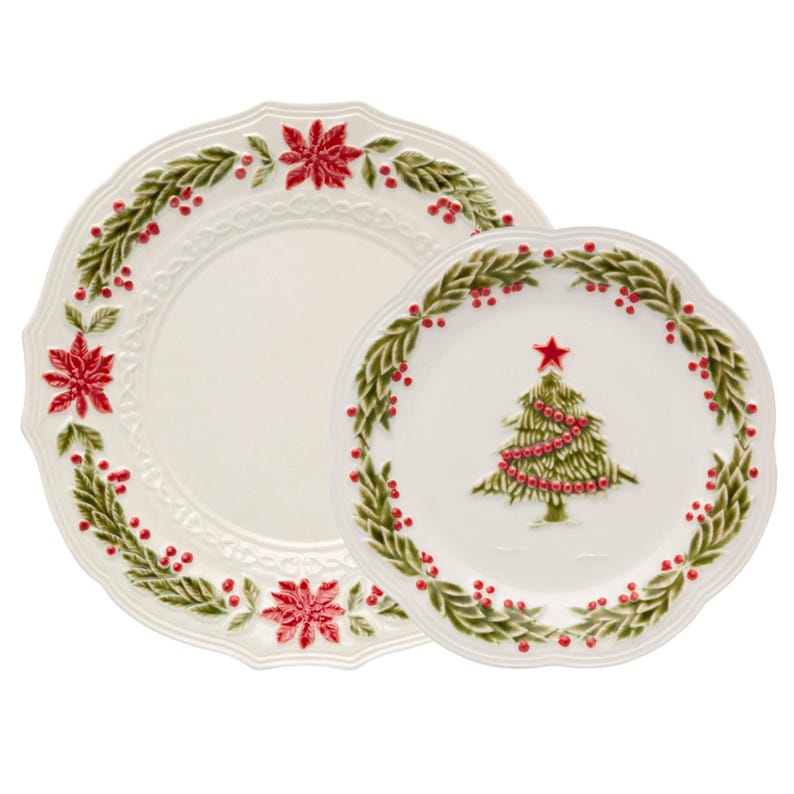Op de afbeelding: Twee cr&egrave;mekleurige keramische borden met geschulpte randen. E&eacute;n bord heeft een poinsettia- en bessenontwerp, de andere een kerstboom met een ster en slinger. Groene bladeren en rode bessen omcirkelen de borden.