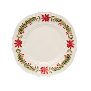 Puede incluir: Un plato de cerámica redondo de color blanco roto con borde festoneado. El borde presenta un patrón en relieve de hojas de acebo verdes, bayas rojas y flores de pascua rojas dispuestas en una corona continua alrededor.