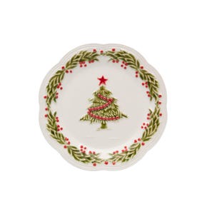 Op de afbeelding: Een witte keramische plaat met een geschulpte rand, met een groen kerstboomontwerp met rode kralenketting en een rode ster. De plaat is omcirkeld door een groene krans met rode bessen, perfect voor de feestdagen.