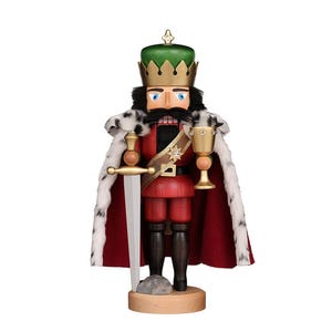 Könnte beinhalten: Eine hölzerne Nussknackerfigur eines Königs, der eine rote und goldene Robe, eine grüne Krone und einen weißen pelzbesetzten Umhang trägt. Er hält ein Schwert in der einen Hand und einen goldenen Kelch in der anderen.
