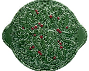 Steengoed kersttaartbord met motief van hulstbladeren 30 cm. Handgemaakt in Europa. Kerst servies.