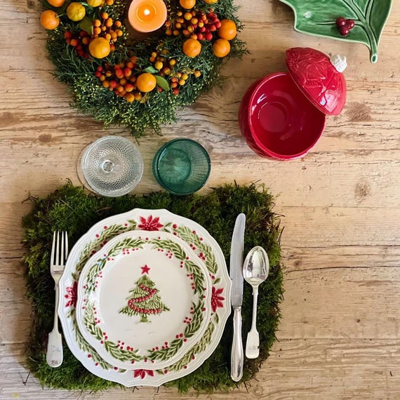 Stoneware dining set with Christmas tree motif. Handmade in Europe. 2 pcs - serving plate 27 cm, dessert plate 21 cm. Christmas tableware.