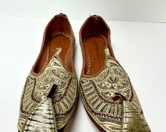 Jutti Shoes Gold Royalty Nawabi Punjabi Jutti Regal Scarpe da sposo tradizionali indiane Matrimonio da uomo Jutti Sherwani scarpe da sposa da uomo per lo sposo