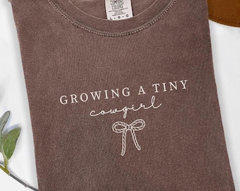 Camiseta de maternidad Growing a Tiny Cowgirl Comfort Colors