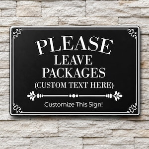 Pode incluir: Uma placa retangular preta com texto branco que diz PLEASE LEAVE PACKAGES (CUSTOM TEXT HERE) e Customize This Sign!. A placa apresenta uma borda branca com ornamentos nos cantos e uma linha horizontal central com detalhes florais.