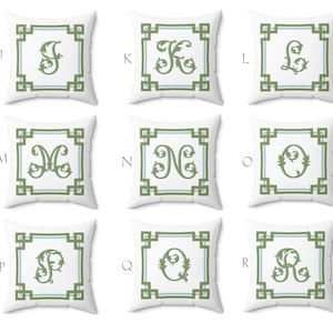 Peut inclure: Neuf coussins carr&eacute;s blancs, chacun avec une lettre diff&eacute;rente dans une police verte orn&eacute;e. Les lettres sont encadr&eacute;es par une bordure verte et bleu clair, avec un motif de cl&eacute; grecque.