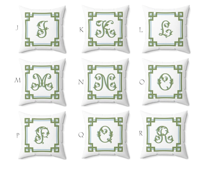 Peut inclure: Neuf coussins carr&eacute;s blancs, chacun avec une lettre diff&eacute;rente dans une police verte orn&eacute;e. Les lettres sont encadr&eacute;es par une bordure verte et bleu clair, avec un motif de cl&eacute; grecque.