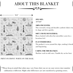 Peut inclure: Une couverture blanche avec un motif r&eacute;p&eacute;t&eacute; noir et blanc de phares, d'arbres et les mots "The Tar Heel State". La couverture mesure 127 cm sur 152 cm et est faite de 100 % polyester. Le texte "Print on front/White on the back" est imprim&eacute; en bas de l'image.