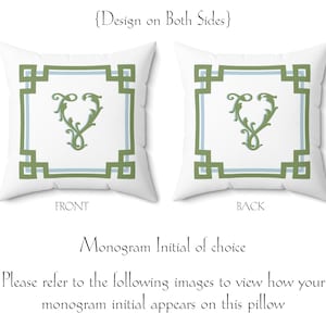 Peut inclure: Deux coussins carr&eacute;s blancs avec une bordure g&eacute;om&eacute;trique verte et bleu clair et un monogramme floral vert. Le texte "Design on Both Sides" est en haut. Les textes "FRONT" et "BACK" sont en dessous.