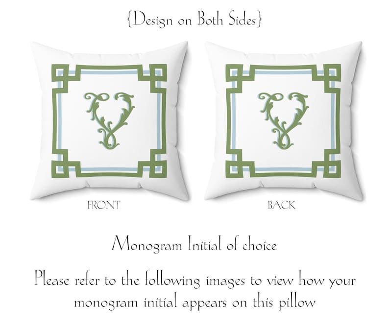 Peut inclure: Deux coussins carr&eacute;s blancs avec une bordure g&eacute;om&eacute;trique verte et bleu clair et un monogramme floral vert. Le texte "Design on Both Sides" est en haut. Les textes "FRONT" et "BACK" sont en dessous.