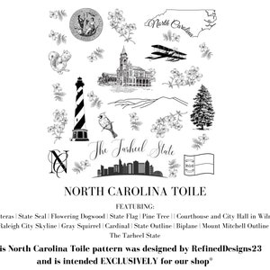 Peut inclure: Illustration en noir et blanc de divers monuments et symboles de la Caroline du Nord, notamment le sceau de l'&Eacute;tat, un phare, un pin, un biplan, un horizon, un &eacute;cureuil, un cardinal et le drapeau de l'&Eacute;tat. Le texte "The Tarheel State" et "NORTH CAROLINA TOILE" sont &eacute;galement inclus. Le texte "*This North Carolina Toile pattern was designed by RefinedDesigns23 and is intended EXCLUSIVELY for our shop*" est en bas de l'image.
