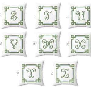 Peut inclure: Coussins carr&eacute;s blancs avec un motif de bordure vert et bleu clair. Chaque coussin pr&eacute;sente une lettre diff&eacute;rente de l'alphabet dans une police verte d&eacute;corative. Lettres : S, T, U, V, W, X, Y et Z.