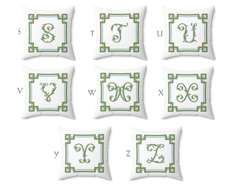 Peut inclure: Coussins carr&eacute;s blancs avec un motif de bordure vert et bleu clair. Chaque coussin pr&eacute;sente une lettre diff&eacute;rente de l'alphabet dans une police verte d&eacute;corative. Lettres : S, T, U, V, W, X, Y et Z.