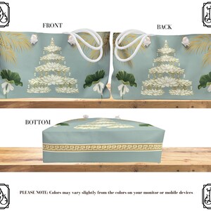 K&ouml;nnte beinhalten: Hellblaue Tragetasche mit floralem Design mit wei&szlig;en Lotusbl&uuml;ten und goldenen Akzenten. Die Tasche hat wei&szlig;e Seilgriffe und ein goldenes griechisches Schl&uuml;sselmuster am Boden. Die Texte "FRONT", "BACK" und "BOTTOM" sind sichtbar.