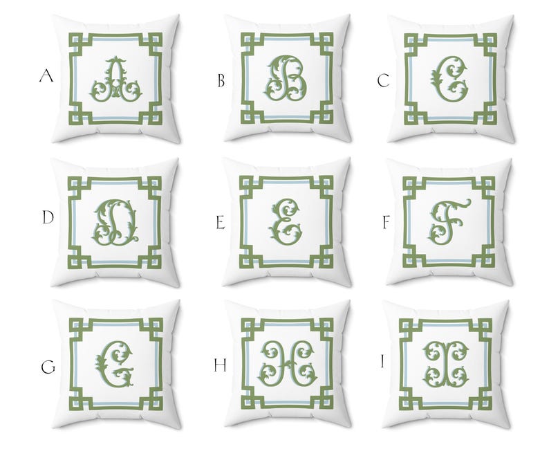 Peut inclure: Neuf coussins carr&eacute;s blancs, chacun avec une lettre brod&eacute;e diff&eacute;rente dans une police verte orn&eacute;e. Les lettres sont encadr&eacute;es par un motif de bordure g&eacute;om&eacute;trique vert et bleu clair.