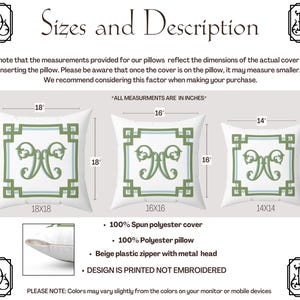Peut inclure: Coussins d&eacute;coratifs blancs avec des motifs g&eacute;om&eacute;triques verts et bleu clair et un monogramme. Les coussins sont disponibles en tailles 45x45, 40x40 et 35x35 cm. Le motif est imprim&eacute; sur une housse 100% polyester fil&eacute; avec une fermeture &eacute;clair en plastique beige.