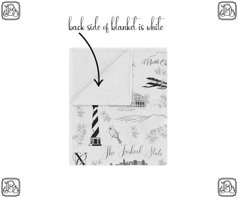 Peut inclure: Une couverture en polaire blanche avec un motif noir et blanc repr&eacute;sentant un phare, un oiseau et le texte "The Tarheel State". Le dos de la couverture est blanc.