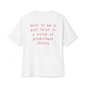 Camiseta "Nacido para ser un giro argumental" / Estampado gráfico en la espalda