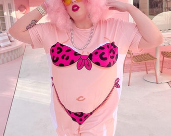 Vestido de camiseta rosa con cuerpo de bikini - Playa de talla grande, encubrimiento, kitsch