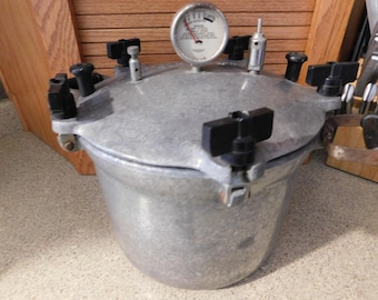 26-563 Vintage 8 Quart Aluminum Montgomery Ward Ward's Pressure Cooker w/Racks