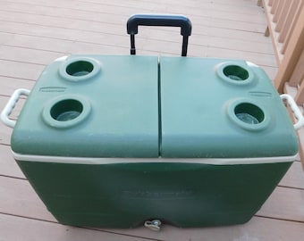 26-641 Vintage 31" Rolling Rubbermaid Cooler with top cup Holders Handles Spout