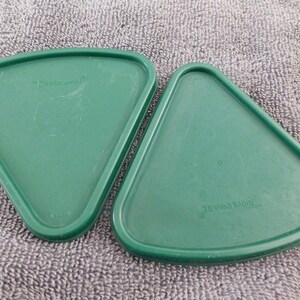 26-646 Set of 2 Vintage Tupperware 1800 Green Wedge Pie Slice Keeper Covers Lids