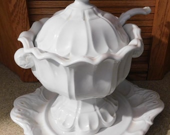 26-158 Pfaltzgraff Heritage White 3.5 Qt Soup Tureen, Ladle, Underplate Set Vint