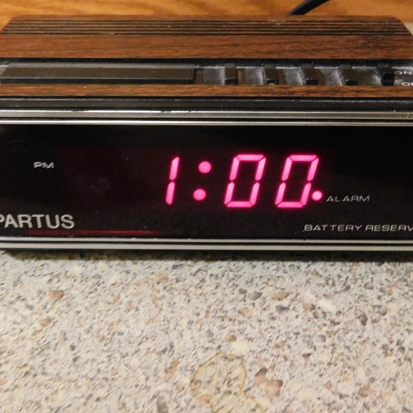 24-164 vintage Spartus Sonic Wood Grain Model 1108 Digital Tested Alarm Clock wood Grain Plastic Case