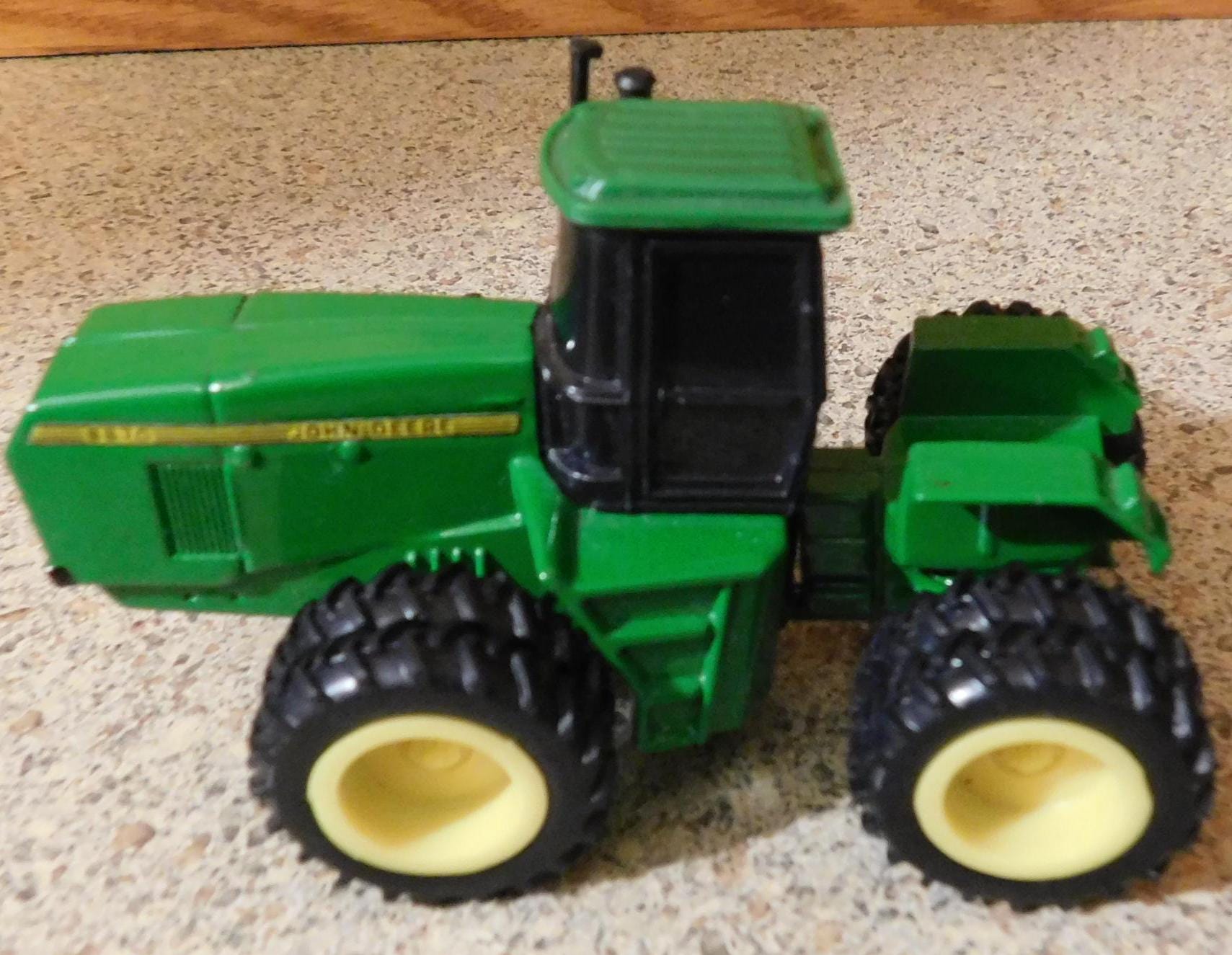 24-1039 Vintage Diecast Metal 1:64 John Deere 8870 4WD Tractor
