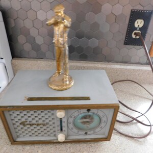 26-461 Radio y reloj de válvulas Emerson modelo 710 Serie B, modelo antiguo, en funcionamiento y probado. imagen 2