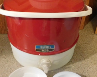 26-630 Vintage 1 gallon Red & White Thermos Jug Pour Spout Ice cube lid Floating