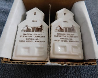 26-644 Vint North Dakota Marion Equity Grain Elevator Salt Pepper Shakers 1995