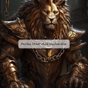 Peut inclure: Un lion doré avec une crinière de longs cheveux flottants, portant une armure ornée et une chaîne autour du cou. Le lion est assis, la tête haute, les yeux fixés sur le spectateur. Le texte "Marbas Inner child shadow dive" est écrit en lettres blanches sur fond noir.