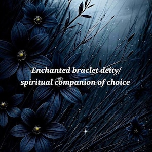 Op de afbeelding: Een donkerblauwe bloemenachtergrond met de tekst "Enchanted bracelet deity/ spiritual companion of choice" in wit.