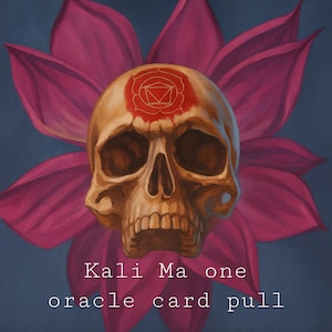Pode incluir: Um cartão de oráculo com um crânio e um símbolo vermelho na testa, contra um fundo de flor de lótus rosa e fundo azul escuro. O cartão diz "Kali Ma one oracle card pull."