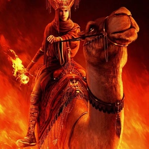 以下が含まれることがあります： 金色の冠と赤いローブを着た女性が、炎の風景の中をラクダに乗っています。ラクダは金色の鎖と黒い首輪で飾られています。