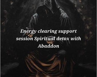 Könnte beinhalten: Ein künstlerisches Bild einer vermummten Figur in einem dunklen Raum. Der Text auf dem Bild lautet "Energy clearing support session Spiritual detox with Abaddon". Die Szene ist dunkel mit einer mystischen Atmosphäre, und am unteren Rand sind Kerzen angezündet.