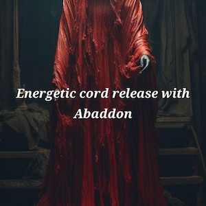 Peut inclure: Une figure vêtue d'une robe rouge à capuche, avec le texte "Energetic cord release with Abaddon", est éclairée par des bougies. L'image a une atmosphère sombre et mystérieuse, avec le visage de la figure obscurci.
