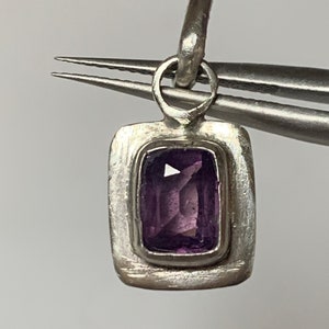 Colgante de zafiro morado, talla esmeralda. 1,08 quilates engastado en plata de ley hecha a mano.