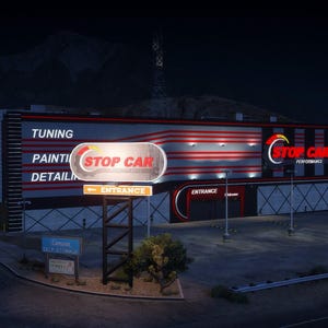 Puede incluir: Vista exterior nocturna de un centro de servicio automotriz. El edificio tiene un letrero rojo y blanco que dice "STOP CAR" y enumera servicios como afinación, pintura y detalles. También es visible un letrero de entrada.