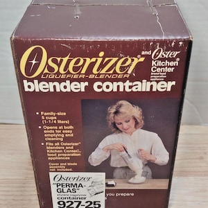 Puede incluir: Caja de contenedor de licuadora Osterizer vintage. La caja marrón presenta el logotipo de Osterizer e información del producto. La caja incluye una foto de una mujer usando la licuadora. La caja es de tamaño familiar, con 1,18 litros.