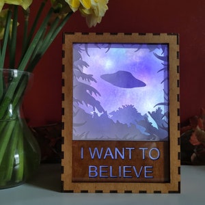 Scatola luminosa con taglio laser "I Want to Believe" in stile X-Files - Decorazione fantascientifica UFO