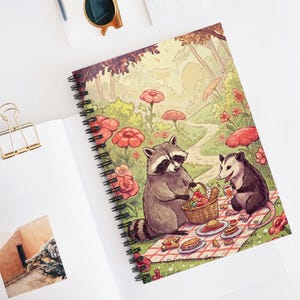 Woodland Creatures Spiral Notebook: Tvättbjörn och opossum picknick - Linjerad linje