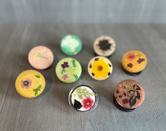 Pressed Flower Phone Grip | Boho Style | Trendy | Anniversary Gift | Kindle Grip | Bridesmaids Gift | Flower phone grip | Phone Grip Socket