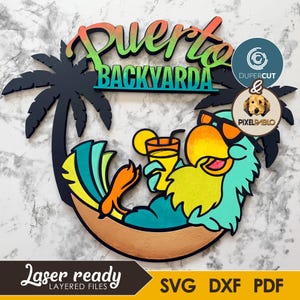 Op de afbeelding: Een lasergesneden ontwerp met een papegaai in een hangmat met een tropisch drankje, palmbomen en de tekst "Puerto Backyarda".