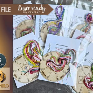 Puede incluir: Kits de pulseras de amistad de madera cortadas con l&aacute;ser con hilo de bordar de colores. Los kits incluyen instrucciones para hacer pulseras con palabras como "love", "family" y "friends".